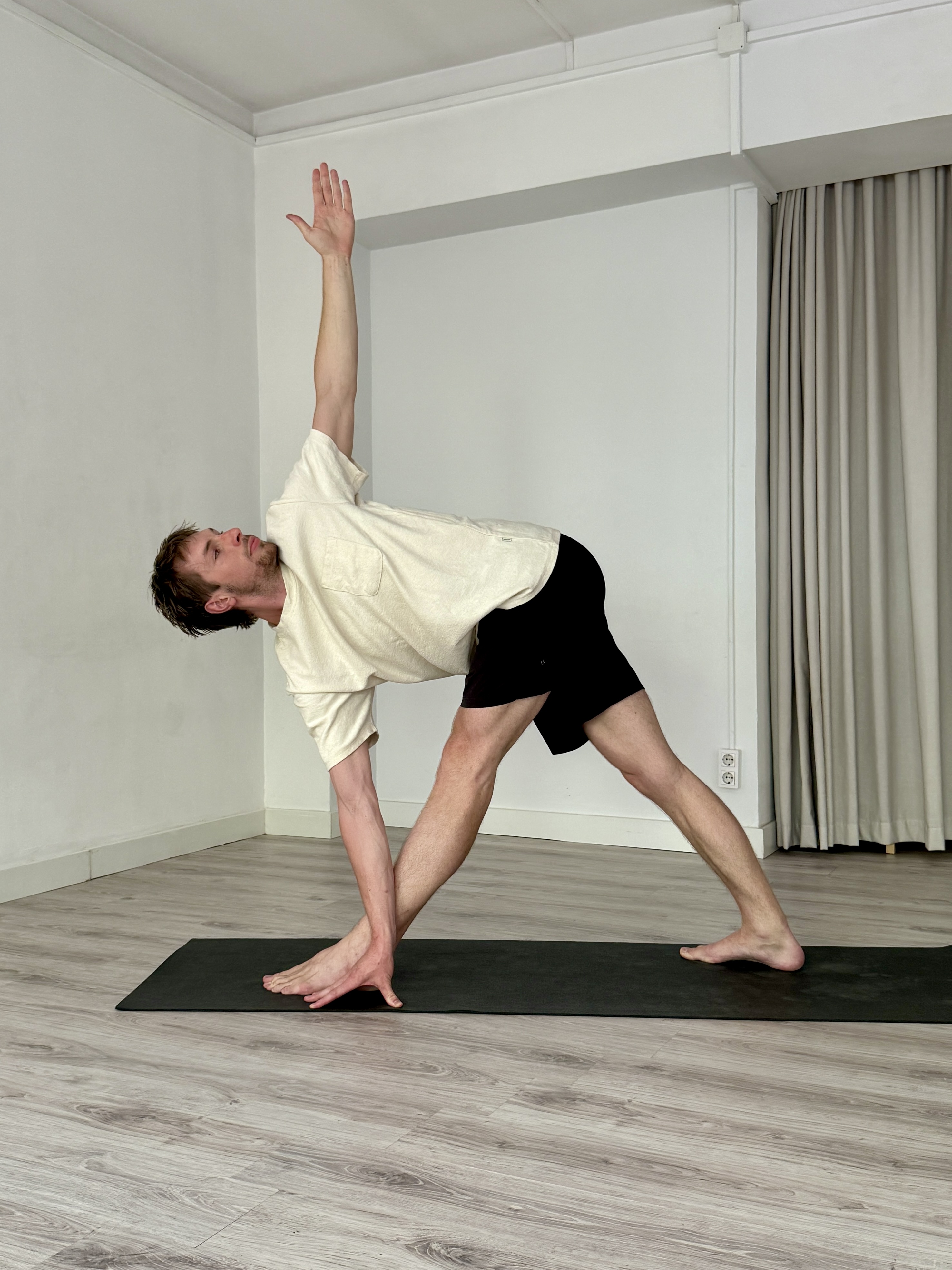 Kristoff Malejczuk enseñando yoga
